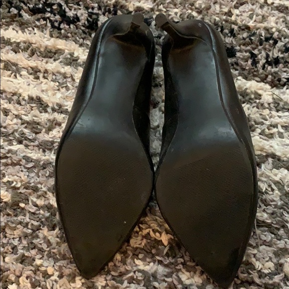 Like new size 9 black heels - Picture 3 of 4